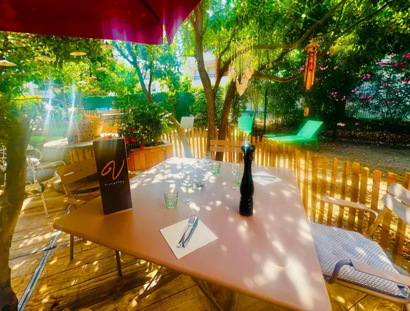 Une table en terrasse