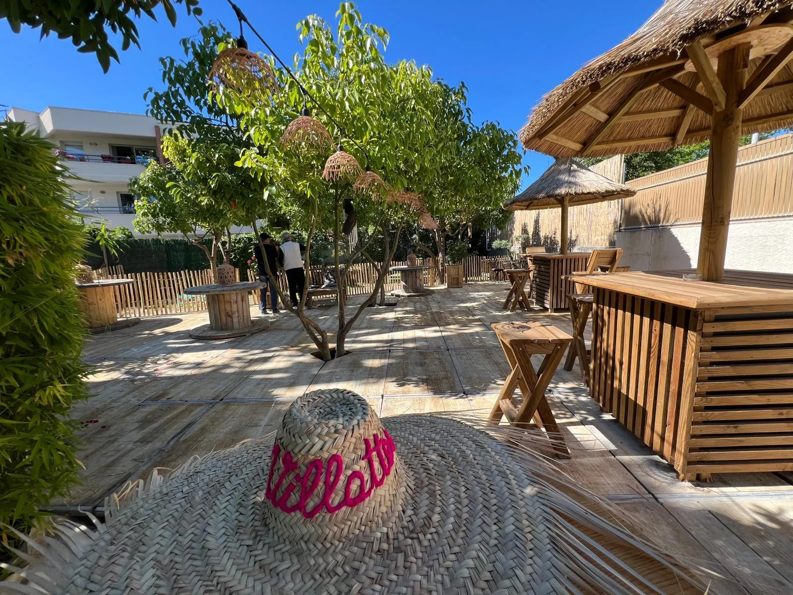 La terrasse de Villattes à Lattes, sous les arbres et les paillotes